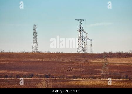 Rotte ad alta tensione linea elettrica Foto Stock