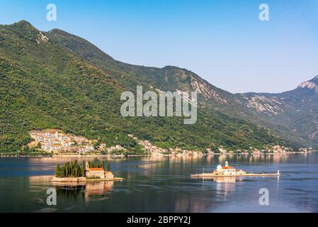 La madonna delle rocce e Saint George isole come visto da Perast, Montenegro Foto Stock