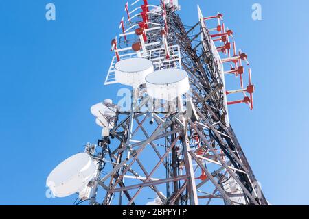 Rete di telecomunicazione di ripetitori, la stazione ricetrasmittente di base. Torre di comunicazione wireless antenna di trasmettitore e ripetitore. Torre di telecomunicazioni Foto Stock