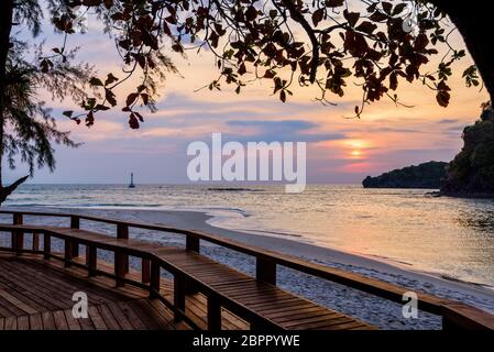 Bellissima natura di colorati il sole nel cielo di Tarutao island beach durante il tramonto sul Mare delle Andamane sotto l'albero ombra, Taruta Foto Stock