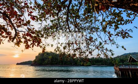 Bellissima natura di colorati il sole nel cielo a Koh Tarutao porto turistico durante il tramonto sul Mare delle Andamane, Tarutao National Park, S Foto Stock