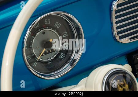 TORONTO, CANADA - 08 18 2018: Elegante quadrante tachimetro sul pannello frontale della Volkswagen blu 1955 Beetle oldtimer auto in mostra all'aperto auto Foto Stock