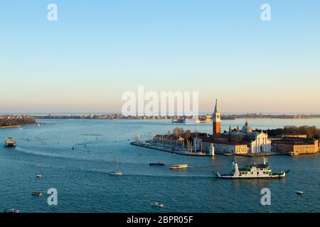 Vista aerea di Venezia all'alba, Italia. Chiesa di San Giorgio Maggiore vista. Punto di riferimento italiano Foto Stock