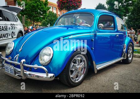 TORONTO, CANADA - 08 18 2018: Splendida auto blu 1955 Volkswagen Beetle Oldtimer realizzata dall'automobilatore tedesco Volkswagen in mostra all'auto all'aperto Foto Stock