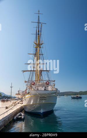 Tivat, Montenegro - 07.11.2018. Nave da crociera nel porto di mare, terrapieno di Tivat city, Montenegro, in una soleggiata giornata estiva Foto Stock