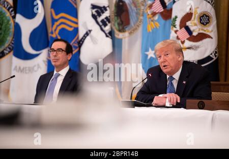 Washington, Stati Uniti. 19 maggio 2020. Il presidente Donald Trump fa delle osservazioni insieme al segretario al Tesoro Steven Mnuchin mentre tiene un incontro di gabinetto nella East Room alla Casa Bianca a Washington, DC il 19 maggio 2020. Foto di Kevin Dietsch/UPI Credit: UPI/Alamy Live News Foto Stock