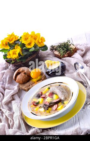 Un polacco zuppa di Pasqua in casa con salsiccia bianca e funghi Foto Stock