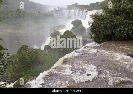 Cascate di Iguazu sul lato argentino. Le cascate di Iguazu sono cascate del fiume Iguazu al confine con la provincia argentina di Misiones e il brasiliano Foto Stock