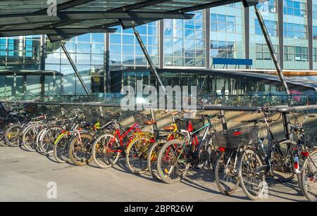 Biciclette Parcheggio presso l'aeroporto di Kastrup , Copenhagen, Danimarca Foto Stock