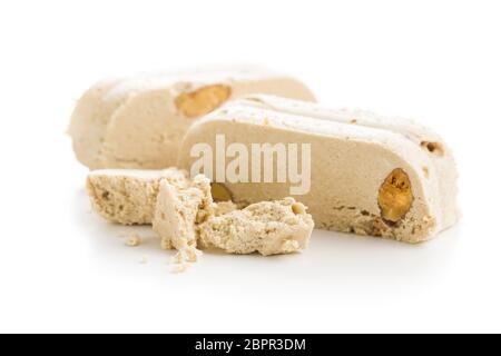 Il dolce halva fette di dolce con mandorle isolati su sfondo bianco. Foto Stock