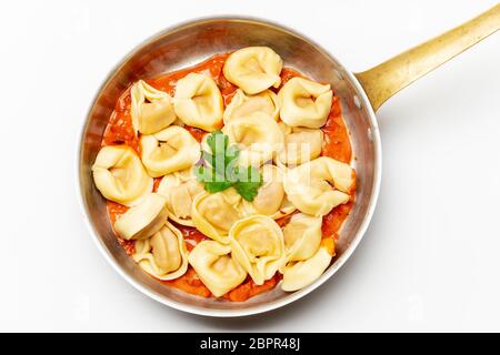 Tortellini in bianco con salsa di pomodoro Foto Stock