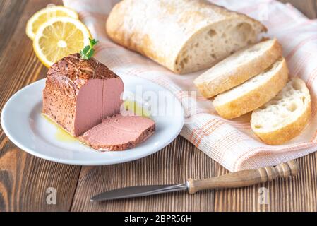 Pollo il patè di fegato con ciabatta sulla piastra bianca Foto Stock