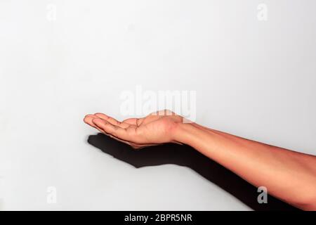 Tenere in mano gli oggetti virtuali, isolato su sfondo bianco. Stretta di mano e il braccio con il percorso di clipping. Si può utilizzare per mostrare il vostro prodotto. Isolati mano femmina Foto Stock