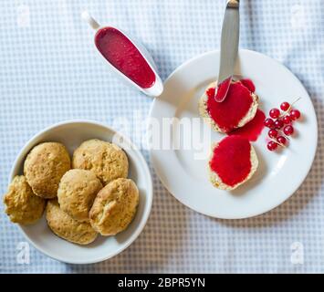 Cornetto con marmellata di ribes Foto Stock