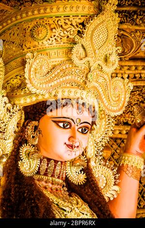 Chandannagar, Bengala Occidentale, India - 16 novembre 2018: Ritratto della dea indù Jagadhatri Idol durante la celebrazione di Jagadhatri Puja. È un fe popolare Foto Stock