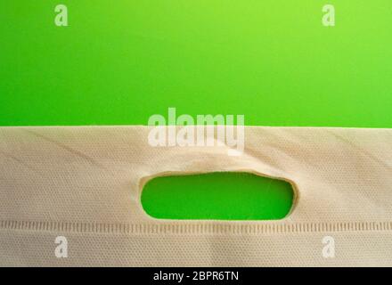 Appartamento laici spazio copia.Utilizzando riutilizzabile morbido eco-friendly sacchetti al posto dei sacchetti di plastica, la protezione della natura concetto, la Giornata della Terra. Foto Stock