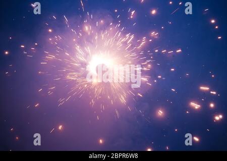 Vacanza di fuochi d'artificio Fuochi d'artificio nella notte. Petardo scintille. Felice anno nuovo decorazione isolato. Esplosione petardo, celebrazione di vacanza. Natale spa Foto Stock