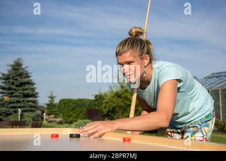 Donne giocando Novuss in esterni. Novuss è uno sport nazionale in Lettonia simile a tasca o biliardo Piscina. Foto Stock