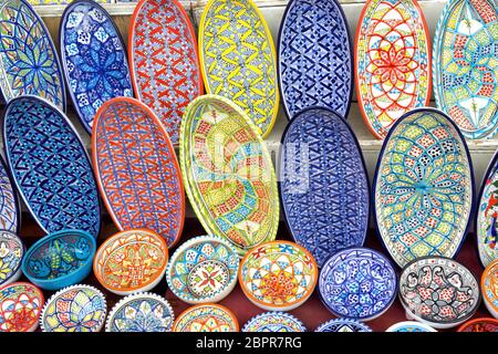 Le piastre colorate e ciotole per la decorazione in vendita in Sidi Bou Said, Tunisia Foto Stock