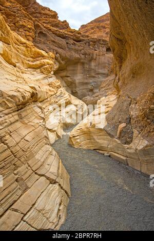 Passaggio stretto in mosaico Canyon nel Parco Nazionale della Valle della Morte in California Foto Stock