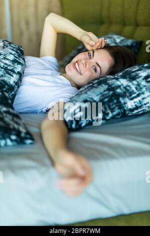 Giovane bella donna, svegliarsi riposati. Foto Stock