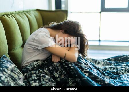 Giovane femmina caucasica sul letto. Insonnia o depressione concetto Foto Stock