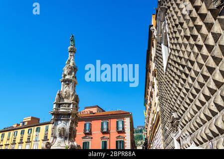 Colorata architettura e obelisco sulla nuova Gesù Plaza a Napoli, Italia Foto Stock