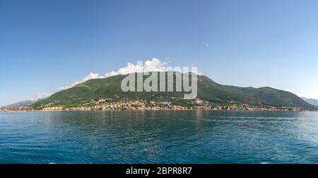 Piccoli villaggi turistici sulla Baia di Kotor in Montenegro, in una soleggiata giornata estiva. L'inizio della crociera da Tivat città. Foto Stock