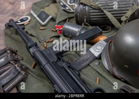 Un ww2 esercito tedesco attrezzature di campo con il casco e la pistola della macchina Foto Stock