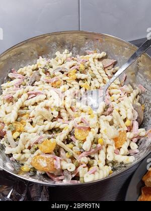 Pasta fatta in casa con insalata fresca di basilico tritato e pomodori Foto Stock