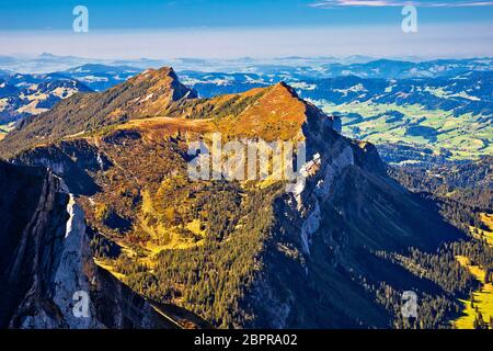 Alpi in Svizzera nei pressi di Pilatus Mountain View, paesaggio svizzero Foto Stock