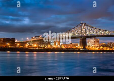 Jacques Cartier Bridge illuminazione in Montreal, riflesso nell'acqua. Montreal del 375 anniversario. luminoso interattivo coloratissimo Jacques Cartier Brid Foto Stock
