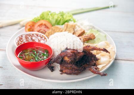 Nasi lemak kukus con carne di quaglia, popolare tradizionale malese cibo locale. Foto Stock