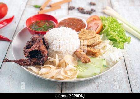 Nasi lemak kukus con carne di quaglia, popolare tradizionale malese cibo locale. Foto Stock