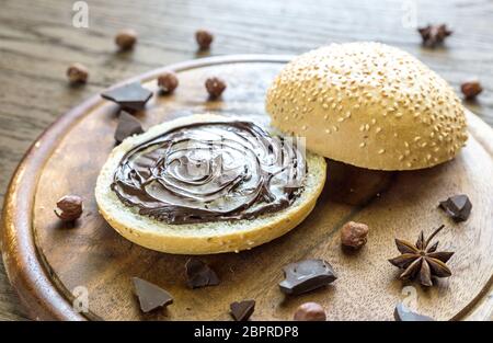 Bun Seasame con crema di cioccolato e noci Foto Stock