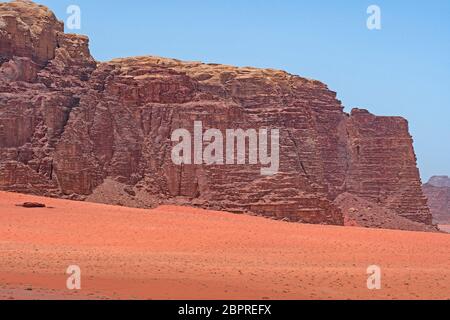 Rocce drammatiche che si erono in deserto Sands a Wadi Rum in Giordania Foto Stock