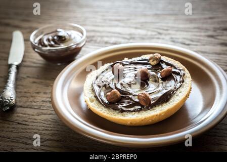 Bun Seasame con crema di cioccolato e noci Foto Stock