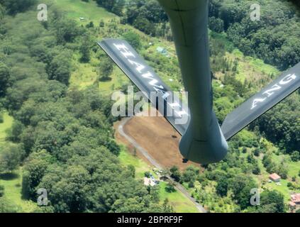 Una Stratotanker KC-135 gestita dal Team Hickam passa sulle isole hawaiane, il 14 maggio 2020. Gli equipaggi della Guardia Nazionale aerea delle Hawaii e della 15a Ala hanno condotto un volo come parte dell'operazione americana Resolve in tutte le isole Hawaiiane come saluto a tutti i lavoratori di prima linea che lottano contro COVID-19, così come quelli che rimangono a casa per 'flatten la curva di trasmissione' del virus. (STATI UNITI Air National Guard foto di Tech. SGT. Alison Bruce-Maldonado) Foto Stock