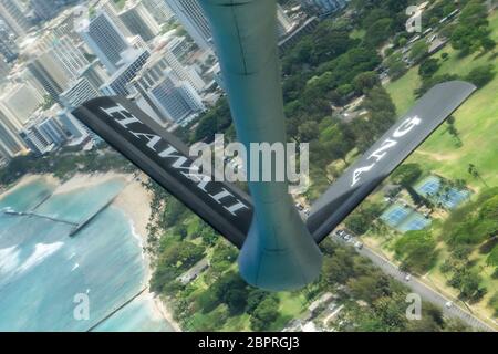 Una Stratotanker KC-135 gestita dal Team Hickam passa sulle isole hawaiane, il 14 maggio 2020. Gli equipaggi della Guardia Nazionale aerea delle Hawaii e della 15esima ala hanno condotto un volo in tutte le isole Hawaiiane come saluto a tutti i lavoratori di prima linea che lottano contro COVID-19, così come a coloro che soggiornano a casa per 'flatten la curva di trasmissione' del virus. (STATI UNITI Air National Guard foto di Tech. SGT. Alison Bruce-Maldonado) Foto Stock