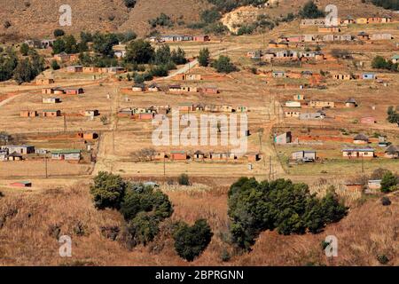 Insediamento rurale sulle colline ai piedi delle montagne di Drakensberg, KwaZulu-Natal, Sud Africa Foto Stock