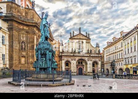 St Salvator e Chiesa di San Francesco di Assisi chiesa vicino al monumento al re Carlo IV a Praga. Foto Stock