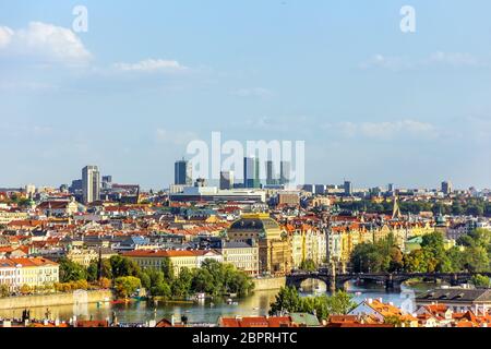 La legione bridge, Teatro Nazionale, vecchi e nuovi edifici di Praga. Foto Stock