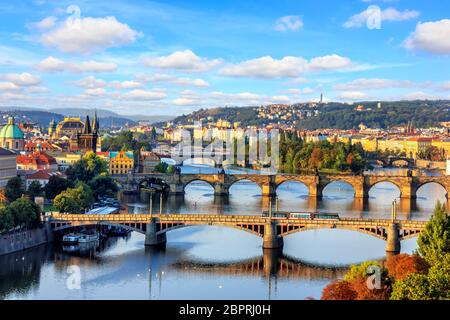 Il Ponte Carlo e altri ponti di Praga sul fiume Moldava, bella vista d'estate. Foto Stock