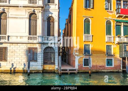 Venezia stretta strada tra due palazzi sulla riva del Canal Grande. Foto Stock