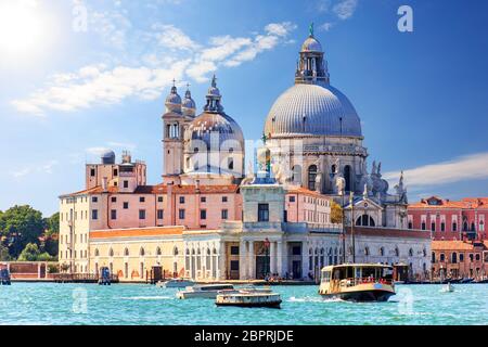 La Basilica di Santa Maria della Salute a Venezia, bella estate vista dal Canal Grande. Foto Stock