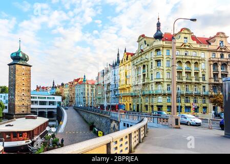 Vecchi edifici di Praga, vista dal ponte Jirasek vicino alla Casa Danza. Foto Stock