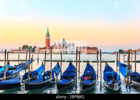 Le gondole venete di fronte a San Giorgio Maggiore isola. Foto Stock