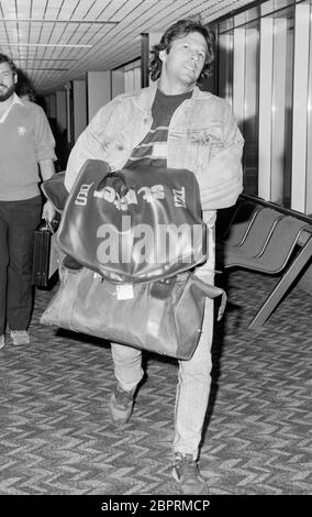 Imran Khan capitano della squadra di cricket internazionale del Pakistan che arriva all'aeroporto di Heathrow di Londra nel 1987. Foto Stock