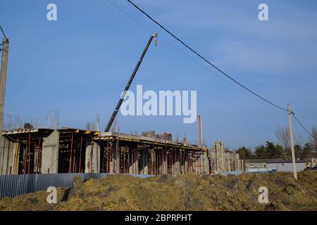 La costruzione di un edificio residenziale, strutture in cemento armato, il cemento e i raccordi. Foto Stock
