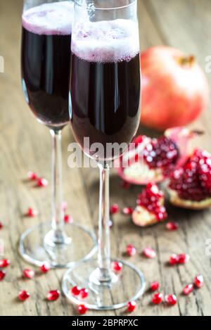 Due bicchieri di champagne con i semi di melograno Foto Stock